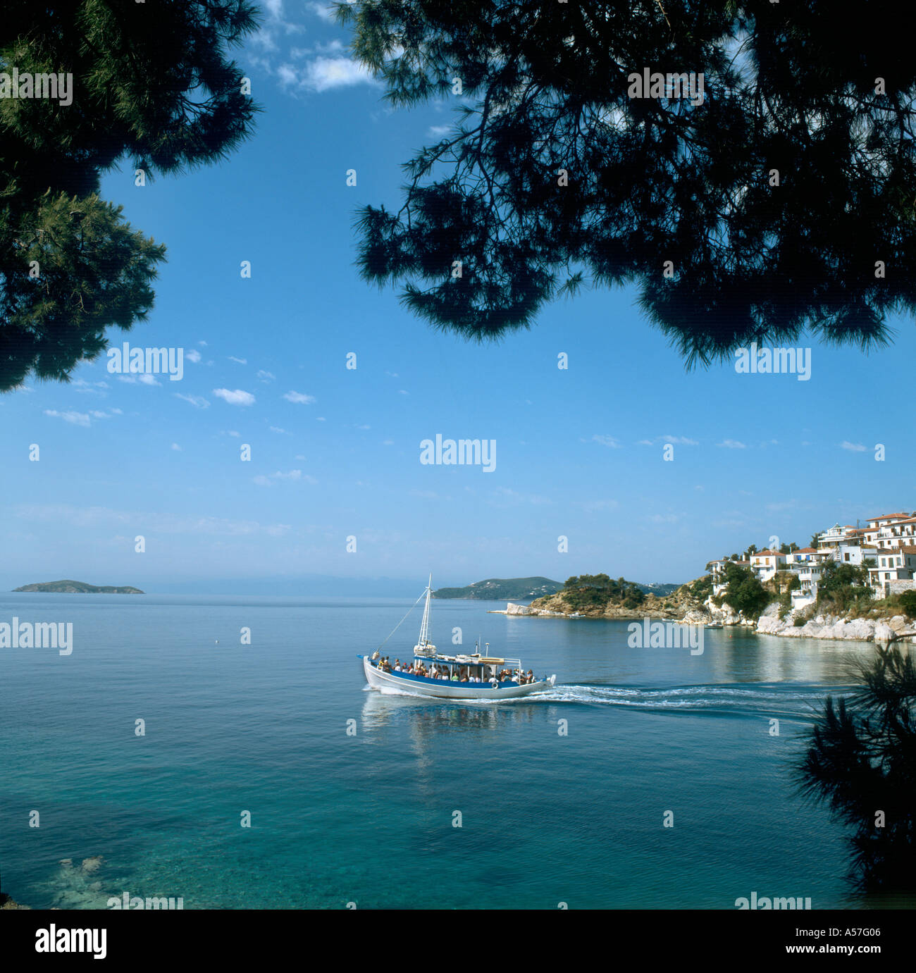 Boot den Hafen verlassen, in Skiathos Stadt, Skiathos, Sporades Inseln, Griechenland Stockfoto