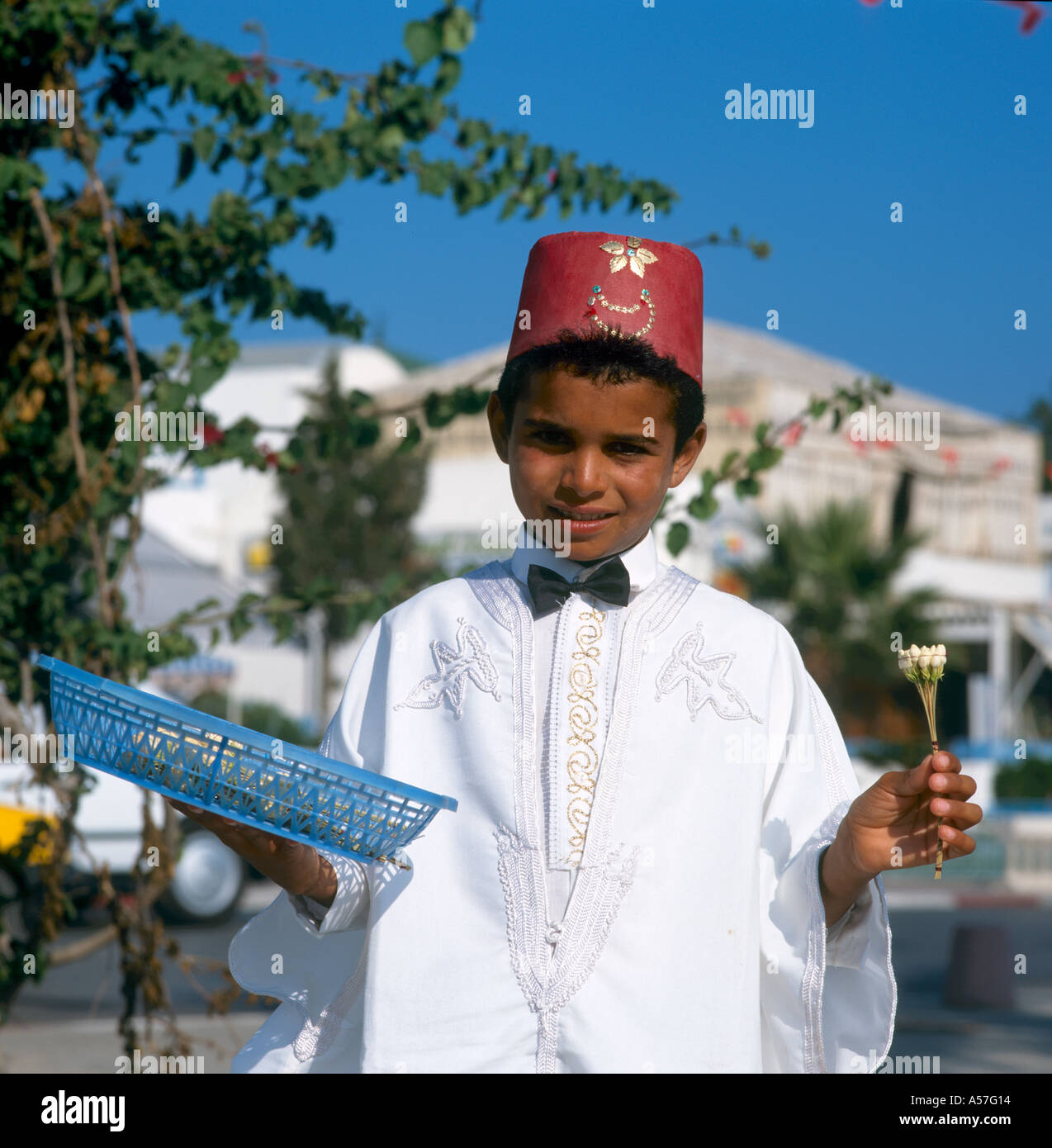 Junge, Verkauf von Blumen, Hammamet, Tunesien, Nordafrika Stockfoto