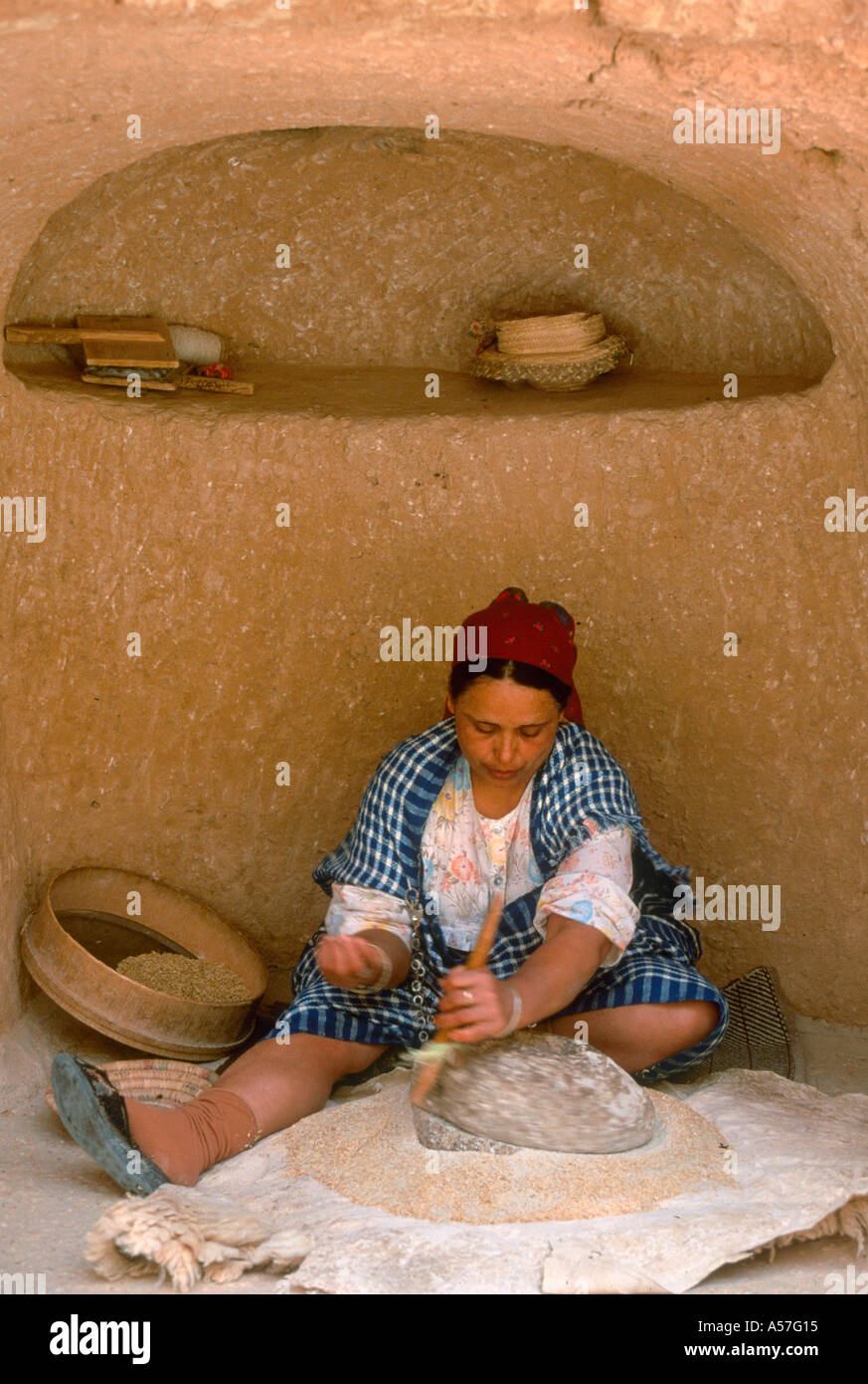 Frau Hand Schleifen Weizen in die Höhlen von Matmata, Tunesien, Nordafrika Stockfoto