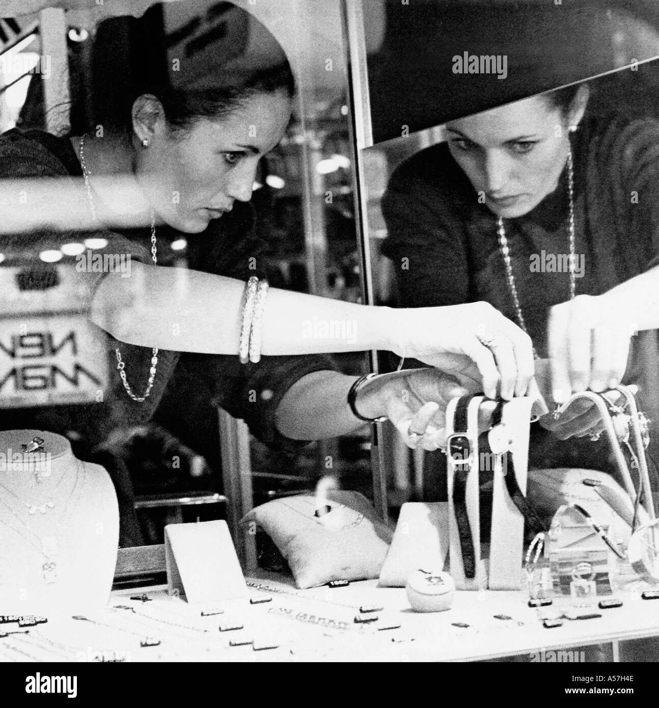 PCP111 zwei Frauen Einkaufen für Uhren der Schweiz 1980 Stockfoto