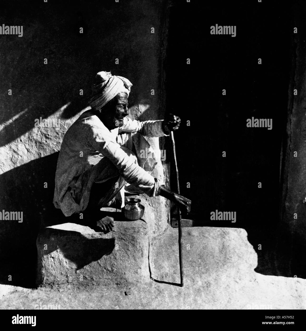 indische ländlichen alten Mann, sitzend mit Stock Turban Uttar Pradesh, Indien 1956 Stockfoto