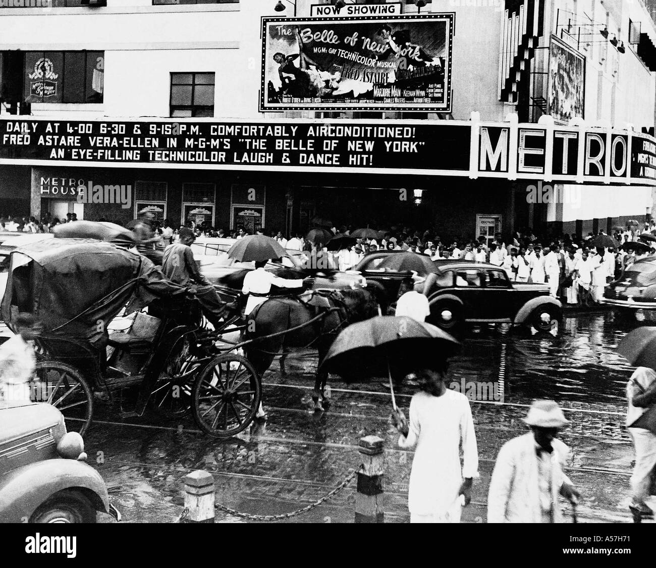 Altes Vintage 1900er Jahre Metro Cinema Theater zeigt Fred Astare Vera ellen die Belle von New York Bombay Mumbai Maharashtra Indien 1947 Stockfoto