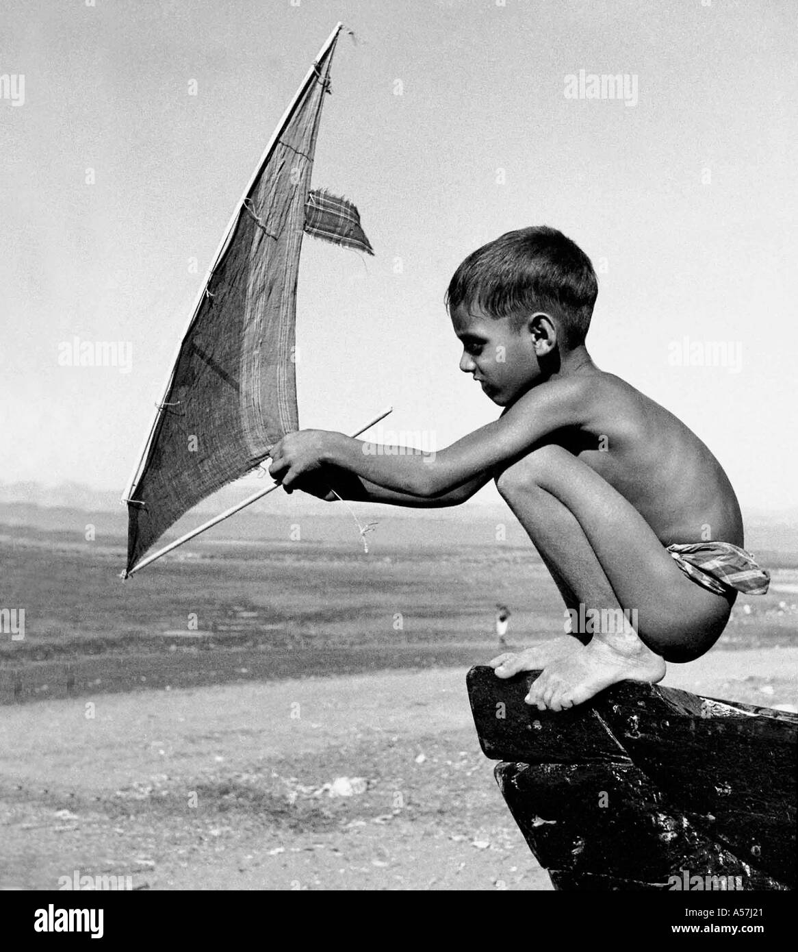 PCP070 Fishermans Boy Arnala in der Nähe von Bombay Mumbai Maharashtra Indien 1951 Stockfoto