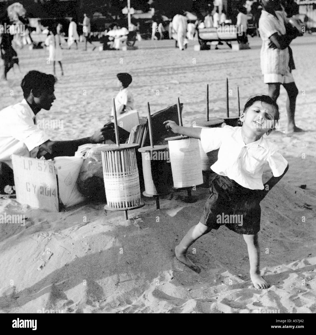 PCP073 Junge Kunden Chowpatty Bombay Mumbai Maharashtra Indien 1952 Stockfoto