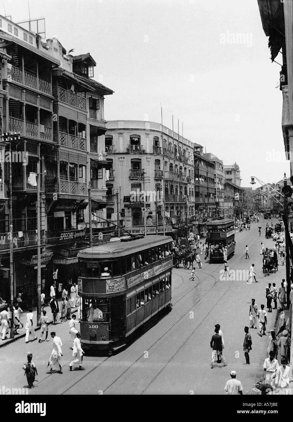 Alte Vintage 1900 s Foto von Straßenbahn auf die City Road Bombay Mumbai Maharashtra Indien 1952 Stockfoto