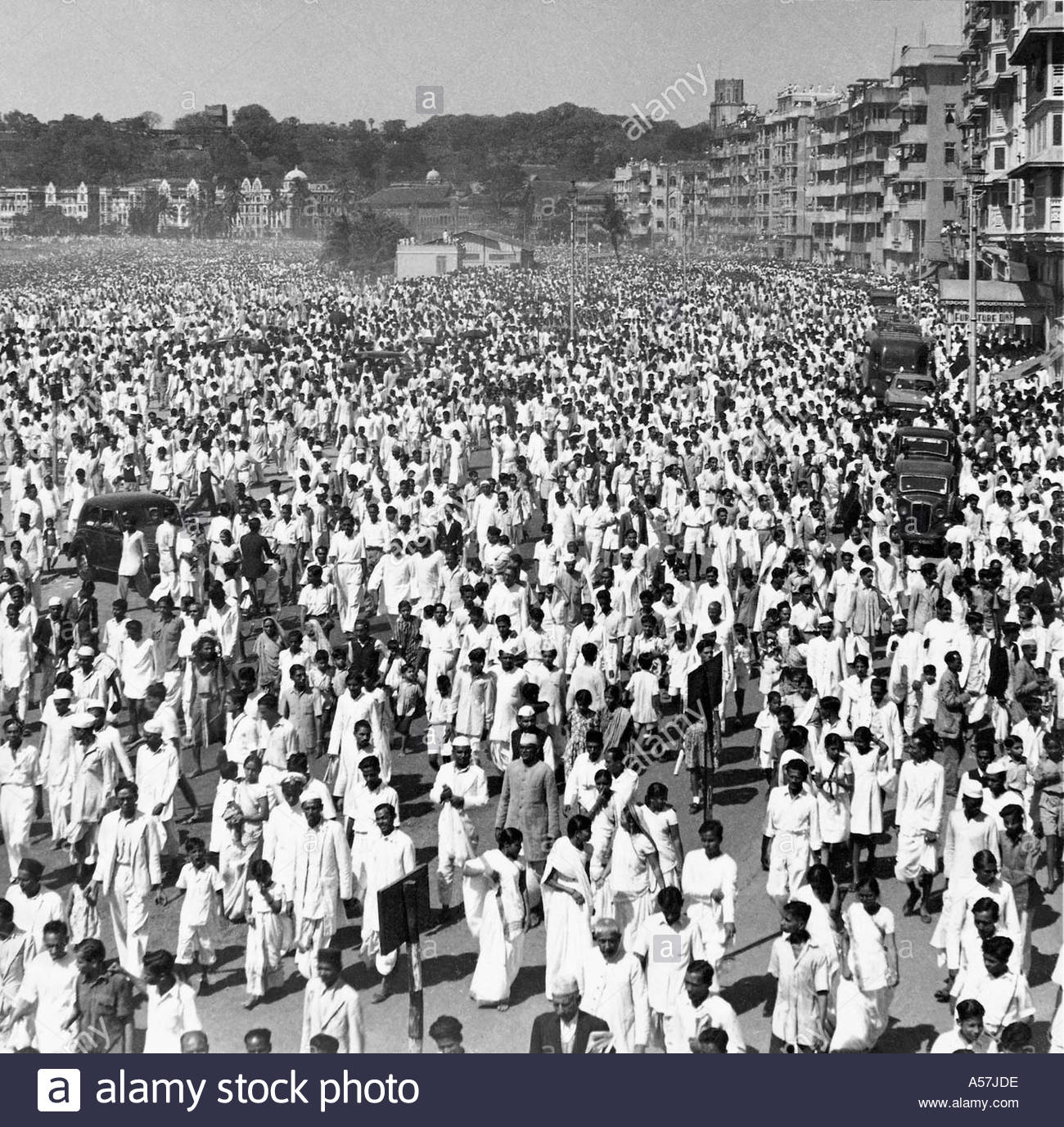 Die Festprozession der Menschenmenge, die Mahatma Gandhi nach seinem Tod huldigt, Chowpatty, Marine Drive, Bombay, Mumbai, Maharashtra, Indien, Februar 1948 Stockfoto