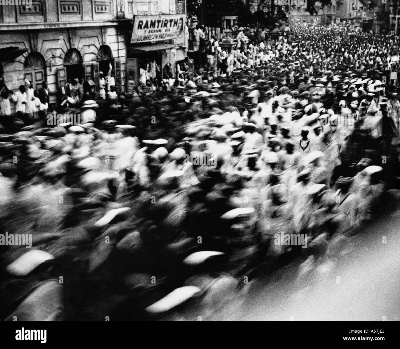 Sardar Vallabhbhai Patel Beerdigung Prozession Zuschauern im letzten Reise Indien Bombay Mumbai Maharashtra 15. Dezember 1950 Stockfoto