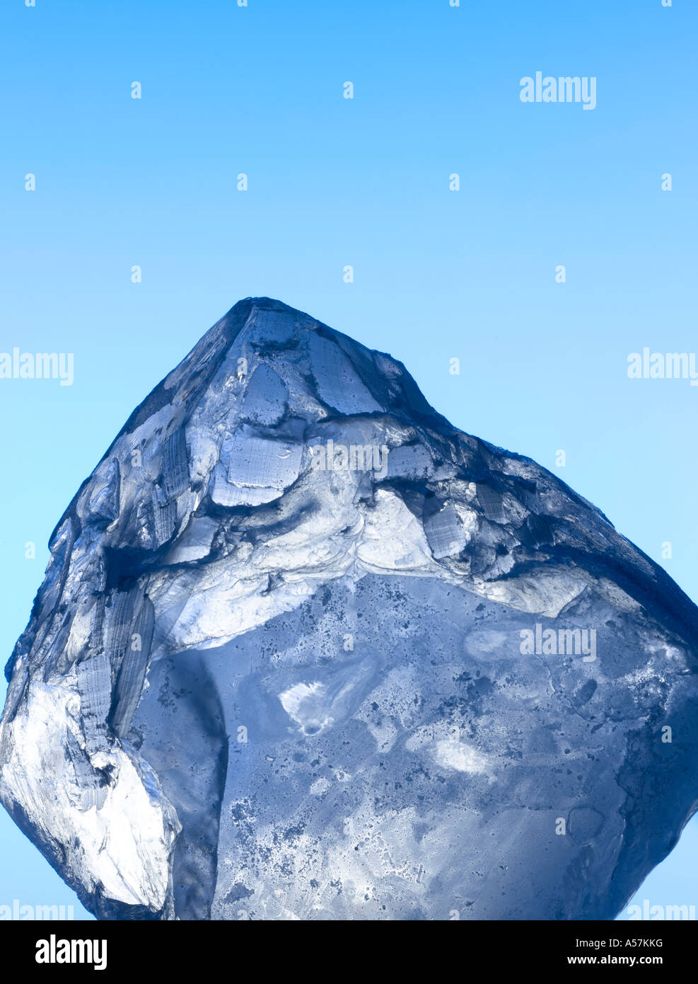 Ein Eisblock / Würfel auf einem blauen Himmelshintergrund Stockfoto