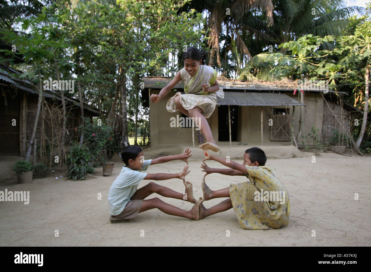 jf5352 Bangladesch Kinder Garo Stammes-Minderheit spielen Hof Bauernhaus Haluaghat Mymensingh Region verwenden verbotene Australien Stockfoto