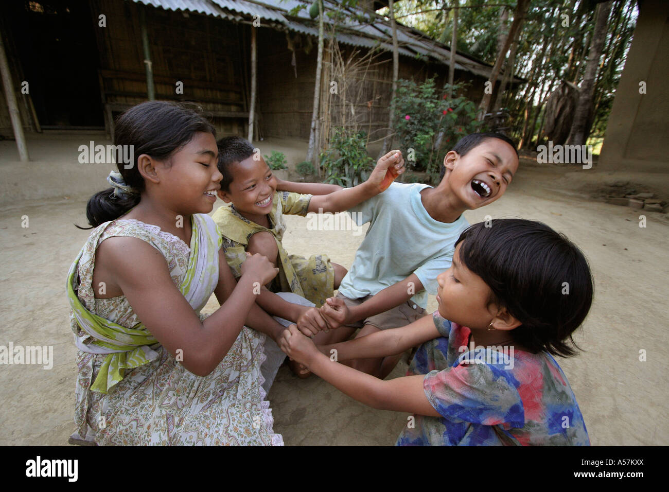 jf5353 Bangladesch Kinder Garo Stammes-Minderheit spielen Hof Bauernhaus Haluaghat Mymensingh Region verwenden verbotene Australien Stockfoto