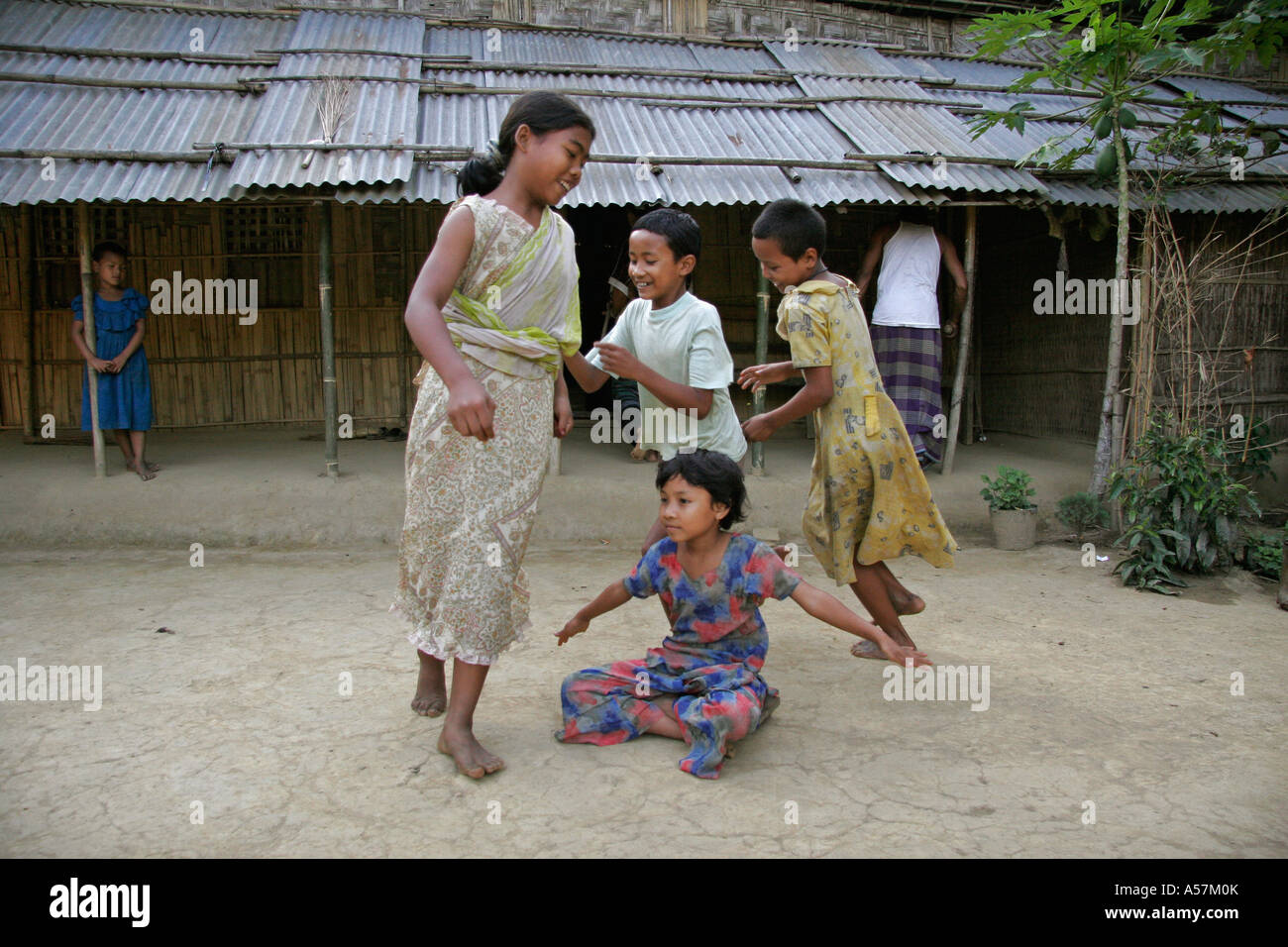 jf5355 Bangladesch Kinder Garo Stammes-Minderheit spielen Hof Bauernhaus Haluaghat Mymensingh Region verwenden verbotene Australien Stockfoto