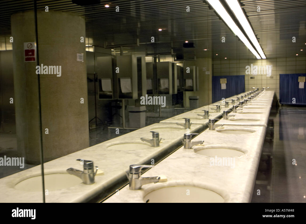Niedrige Reihe von Waschbecken oder Waschbecken aus Marmor mit Spiegel in der Toilette setzen Stockfoto
