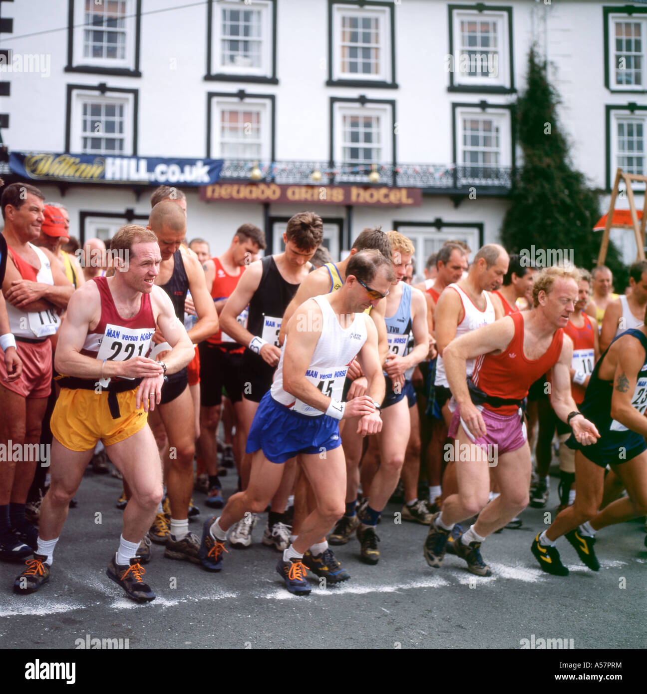 Konkurrenten zu Beginn der Man v Pferd Rennen Neuadd Arms Hotel, Llanwrtyd Wells, Wales UK KATHY DEWITT Stockfoto