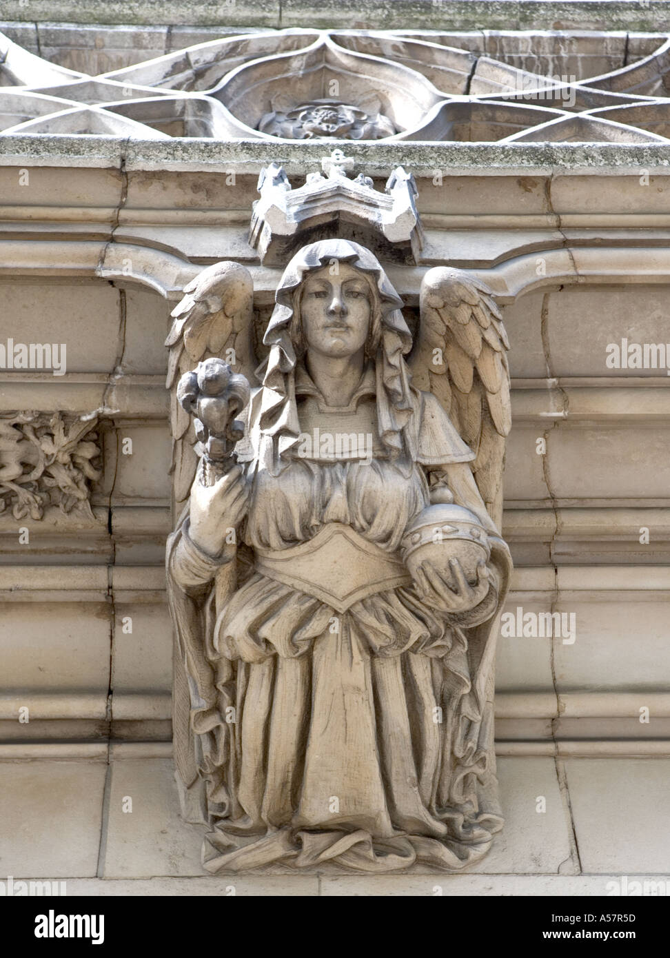 Wasserspeier oder eine Statue auf einem Londoner Gebäude London England Stockfoto