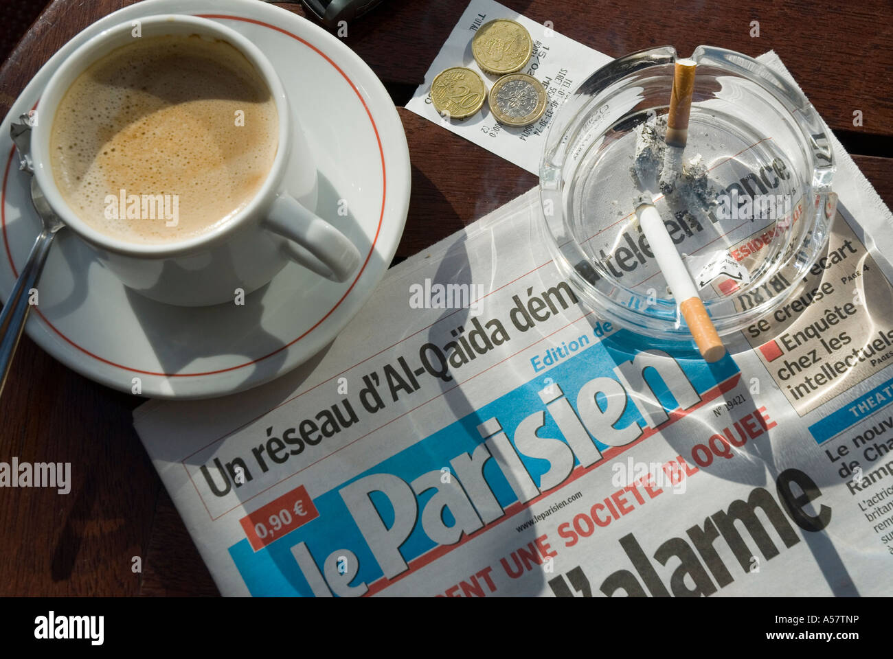 Kaffee Zigarette auf Tisch im Quartier Latin Cafe Boulevard Saint Germain  Paris Frankreich le Parisien Zeitung Stockfotografie - Alamy