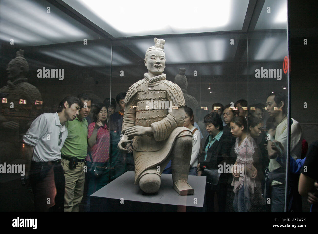 Painet jf5593 China Touristen bewundern Terrakotta Krieger Xian Asien Fernost Tourismus Reiseland Geschichte historische Statue Stockfoto