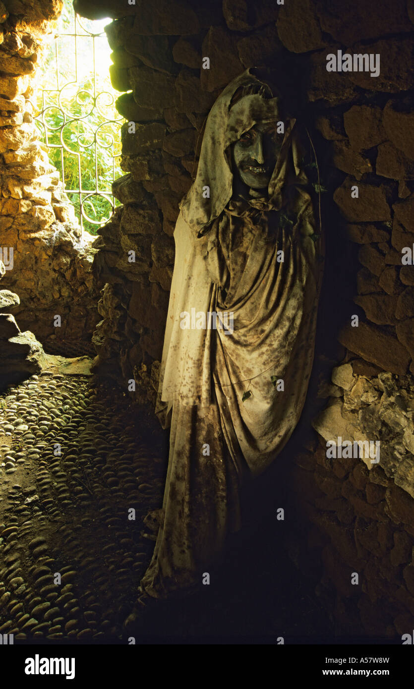 Geisterhafte Leichnam in ein Leichentuch in der Grotte an der Corpusty Mühle Norfolk England UK Stockfoto
