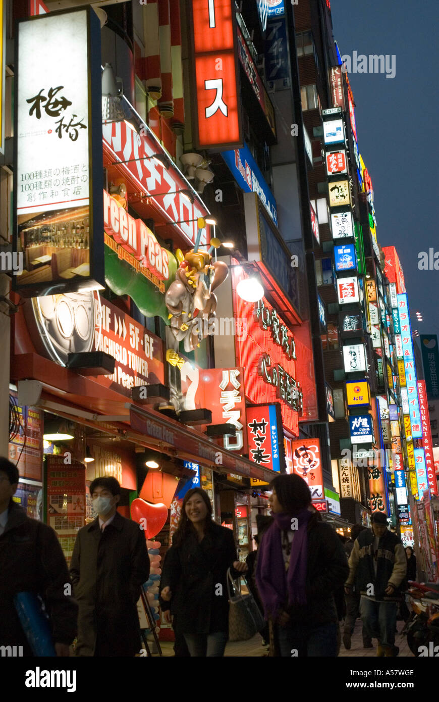 Nachtzeit in Kabuki-Cho Vergnügungsviertel Shinjuku-Tokio Stockfoto