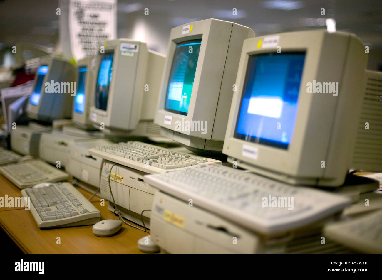 Eine Reihe von alten Apple MAc Computer-Terminals cb4w10865 Stockfoto