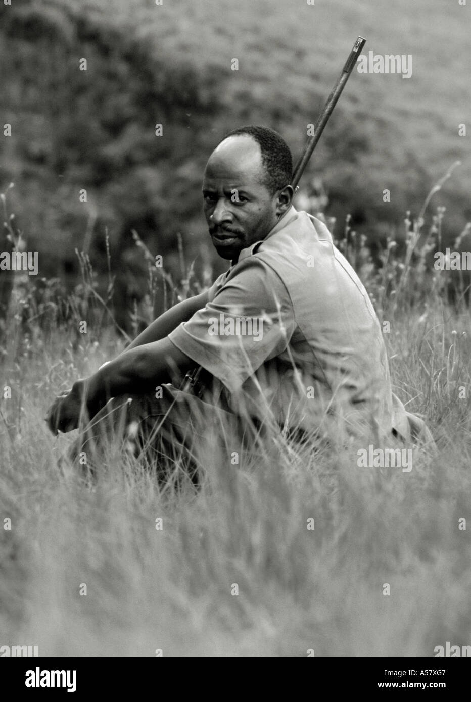 Askari Soldat Sat In The Grass bei Kipengari Spiel-Reserve-Tansania Stockfoto