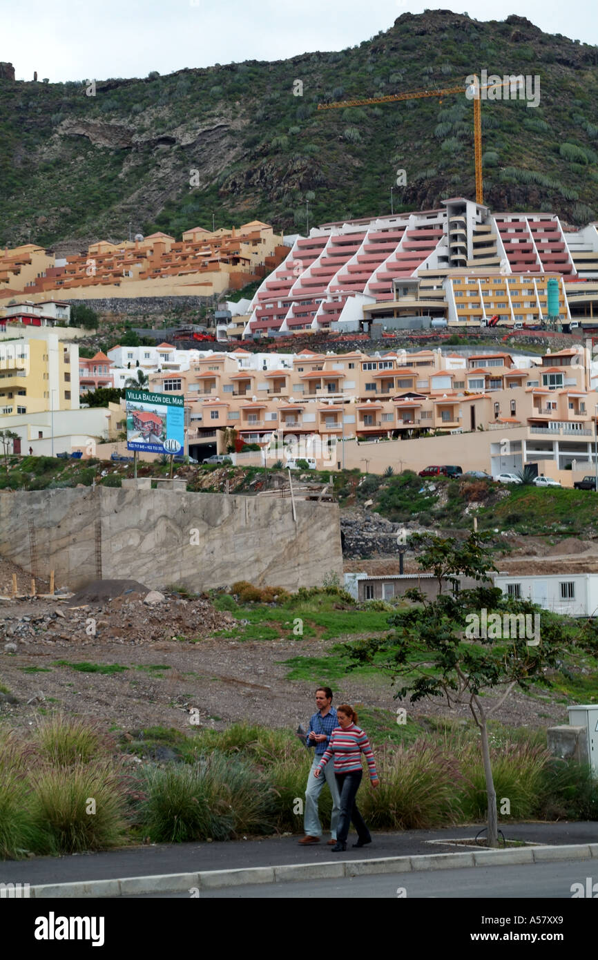 Ferien- und Wohnhäuser gebaut an einem Berghang in Adeje Teneriffa Kanarische Inseln Südspanien Stockfoto