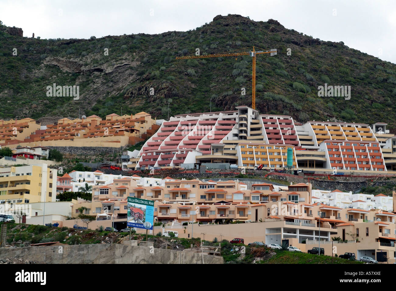 Ferien- und Wohnhäuser gebaut an einem Berghang in Adeje Teneriffa Kanarische Inseln Südspanien Stockfoto