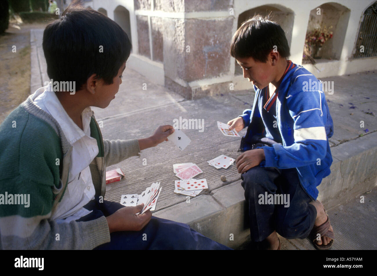 Painet ha2062 4154 jungen Playing Cards Cemetary Sucre Bolivien Land entwickeln Nation wirtschaftlich weniger entwickelte Kultur Stockfoto