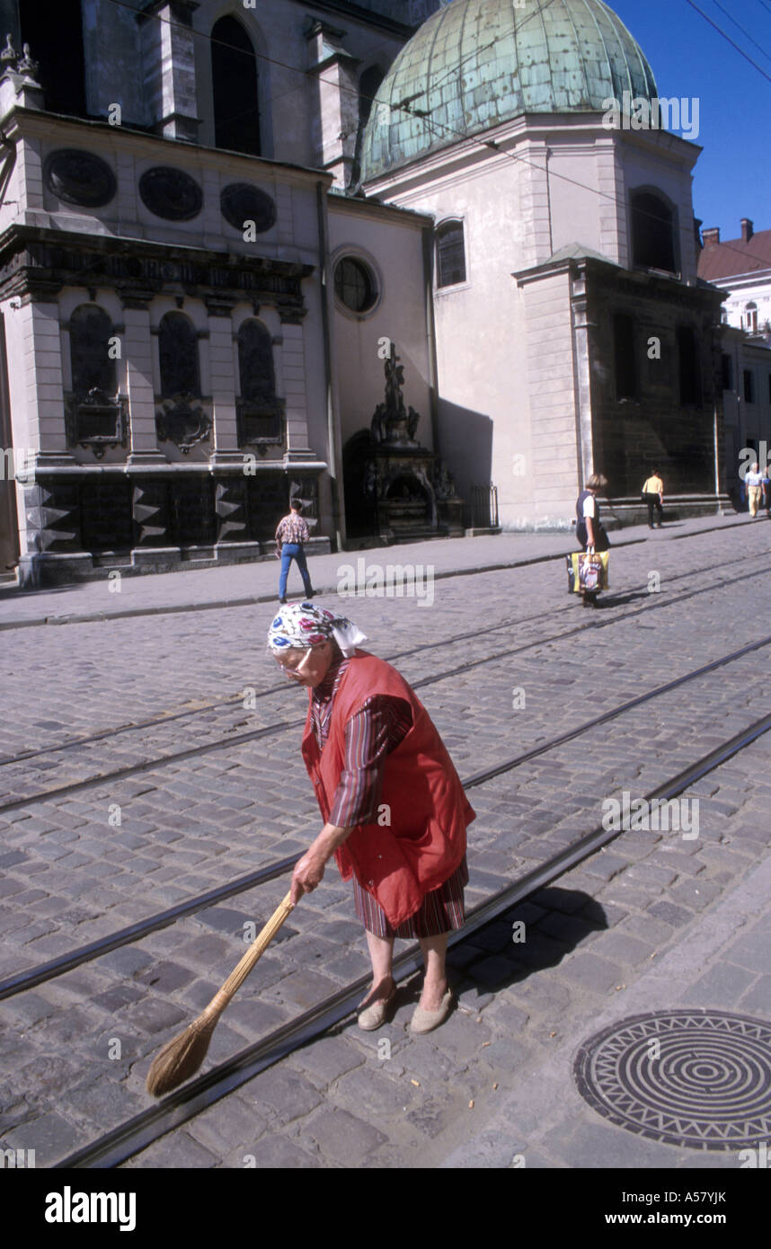 Painet ha2082 4179 Seniorin fegen Straßenszene Lviv Ukraine Land entwickeln Nation weniger ökonomisch entwickelt Stockfoto