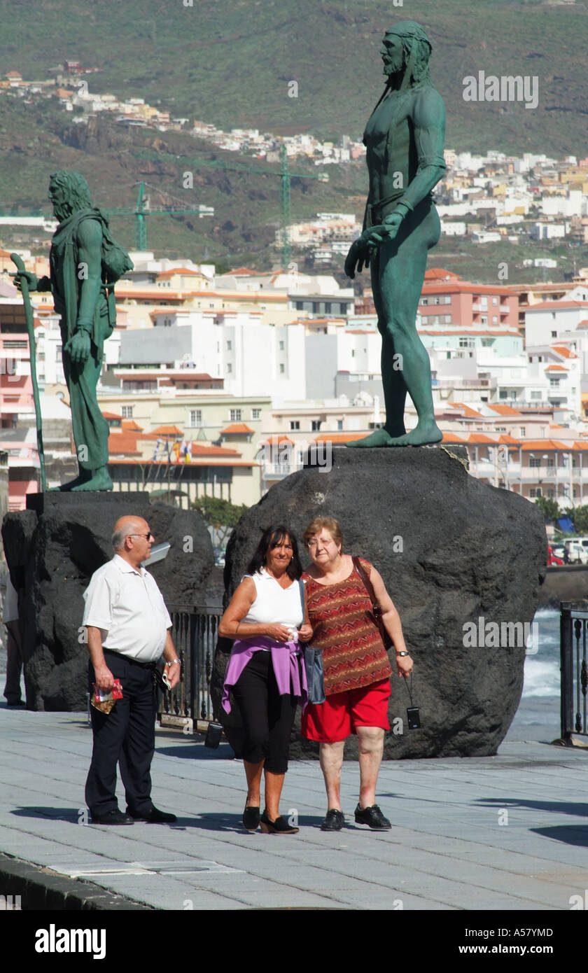 Candelaria-Resort-Teneriffa-Kanarische Inseln-Spanien-Touristen und Los Guanches Statuen PELINOR und ROMEN Stockfoto