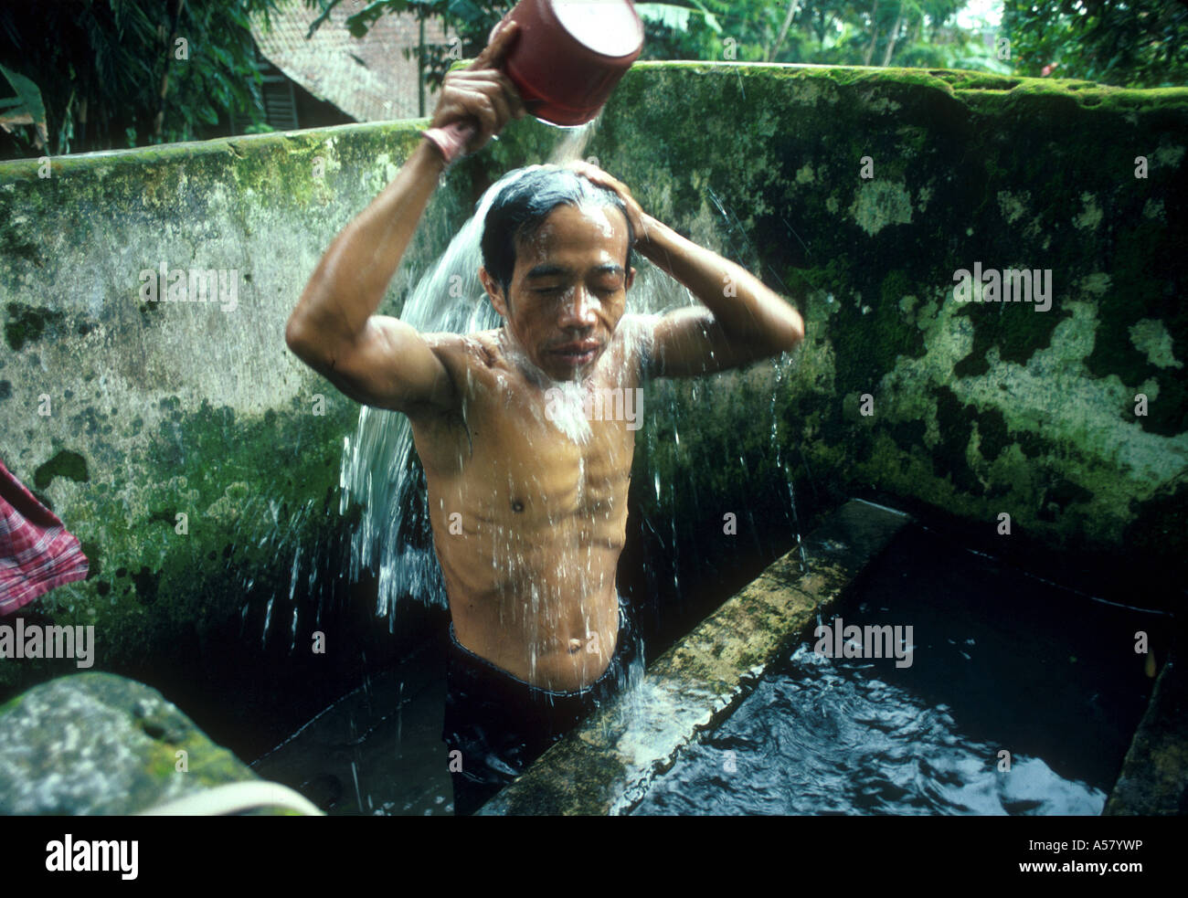 Painet ha2106 4230 Indonesien Mann Baden Java Land entwickeln Nation wirtschaftlich entwickelten Kultur, die Schwellenländer Stockfoto