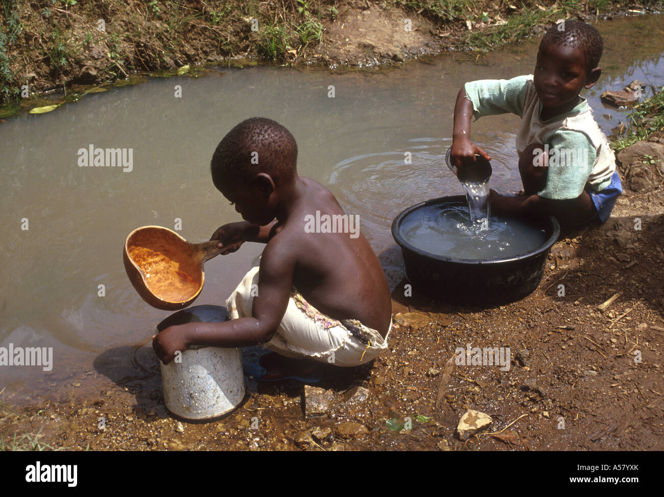 Painet ha2107 4231 Kenia Kinder jungen sammeln schmutziges Trinkwasser streamen South Nyanza Land entwickeln Nation weniger Stockfoto