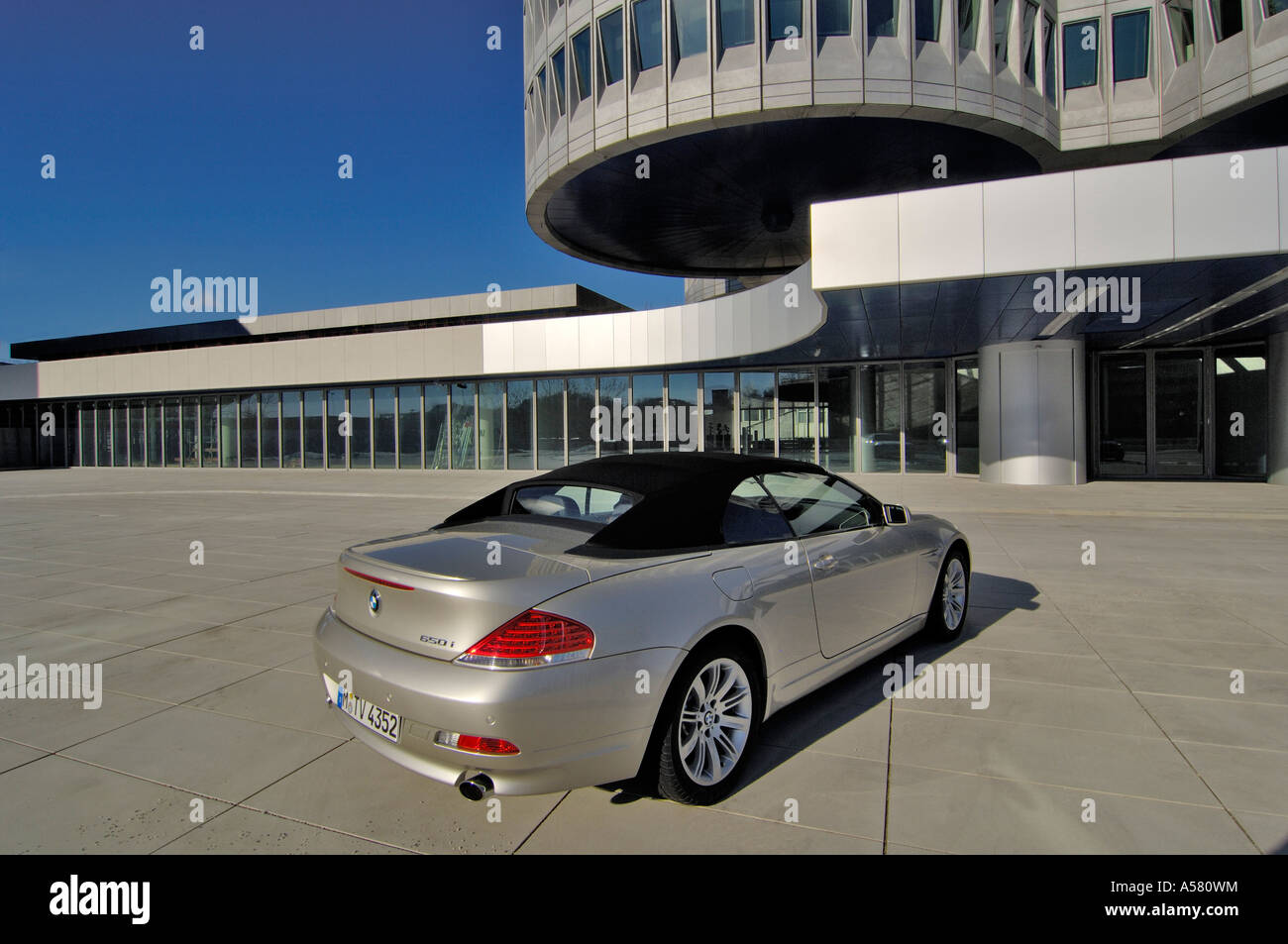 BMW 650i vor der BMW-Zentrale, München, Bayern, Deutschland Stockfoto