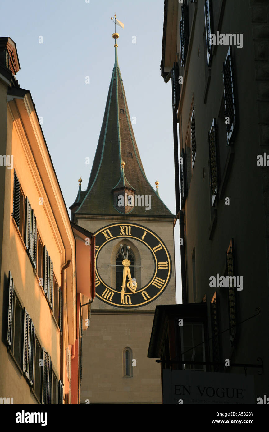 Die größte Uhrzeiger Europas sind montiert an der Wand Uhr St. Peter  Church, Zürich, Schweiz Stockfotografie - Alamy