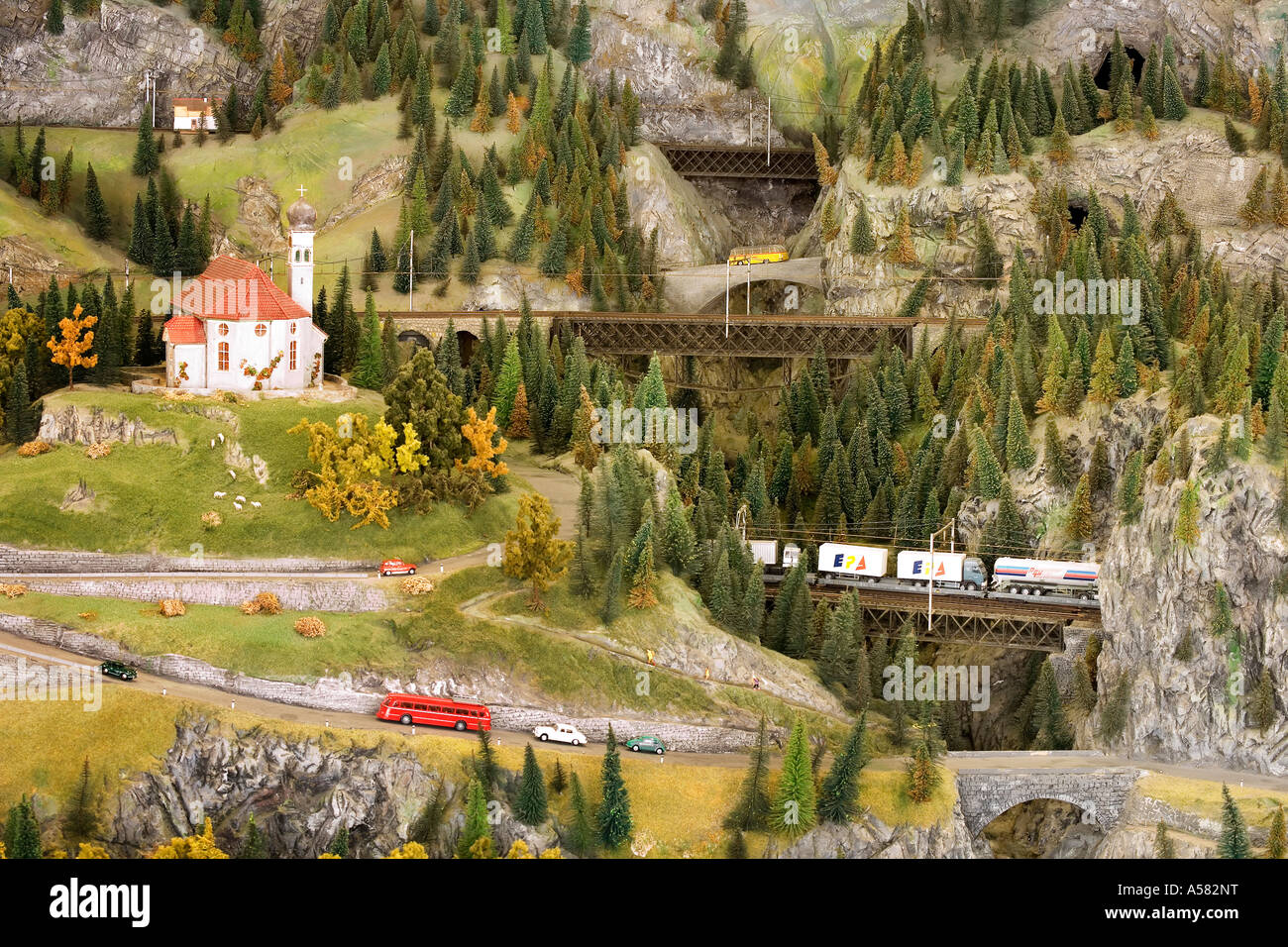 Gotthard Bahn Modell, die Kirche von Wassen, Verkehrshaus der Schweiz, Luzern, Schweiz Stockfoto