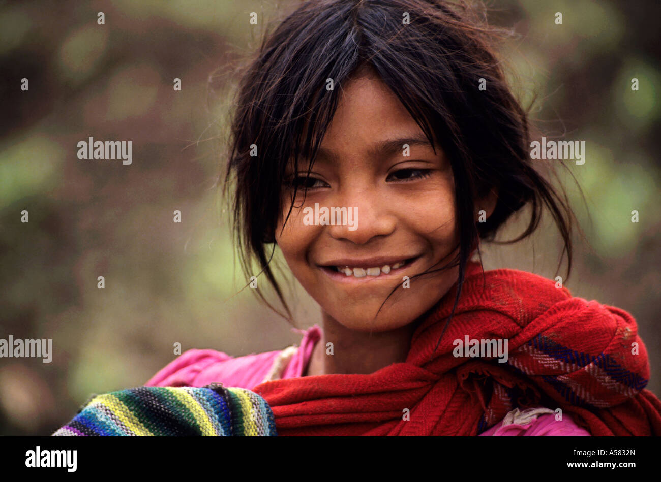 Porträt eines lächelnden guatemaltekischen Mädchens in einem Flüchtlingslager, Chiapas, Mexiko. Stockfoto