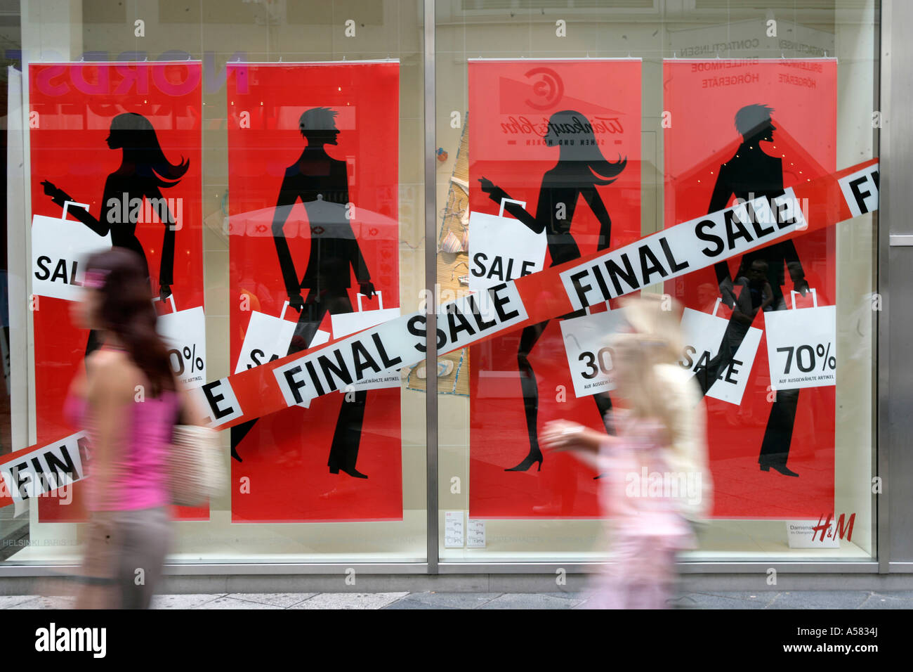 Poster "Final Sale" in einem Schaufenster Stockfoto
