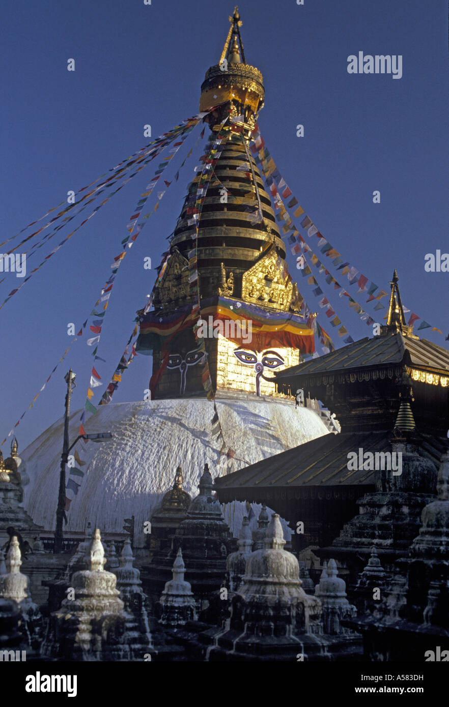 Svayambunath-Stupa (Gesamtansicht) in den Vordergrund viel kleine Stupas und die Sitala Devi (Hariti)-Tempel, Svayambunath, Nepal Stockfoto