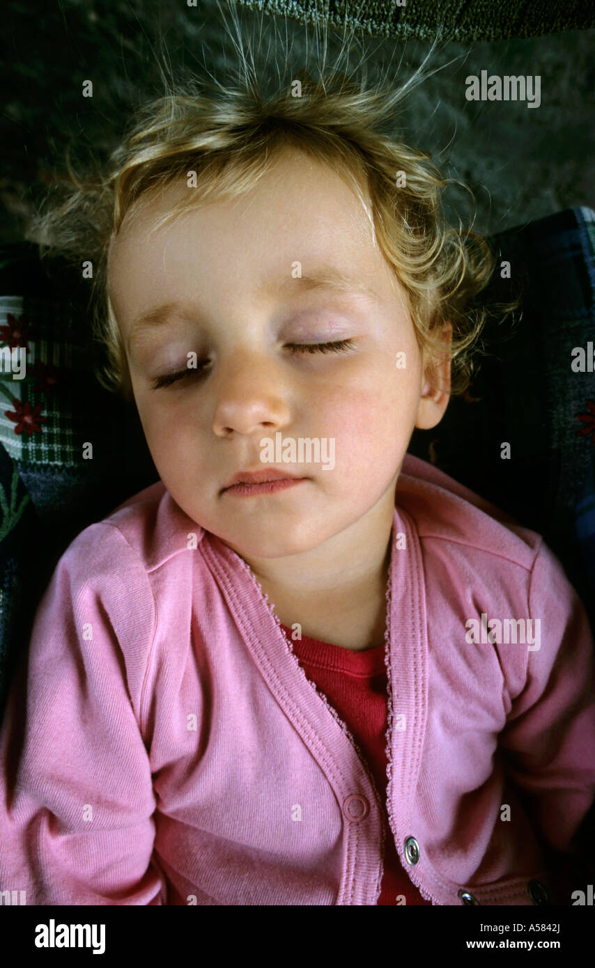 Zwei Jahre altes Mädchen schlafen, Frankreich. Stockfoto