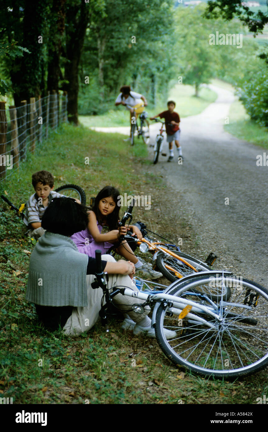 Frankreich Lot Gruppe von Bikern ruht auf der Straße Stockfoto