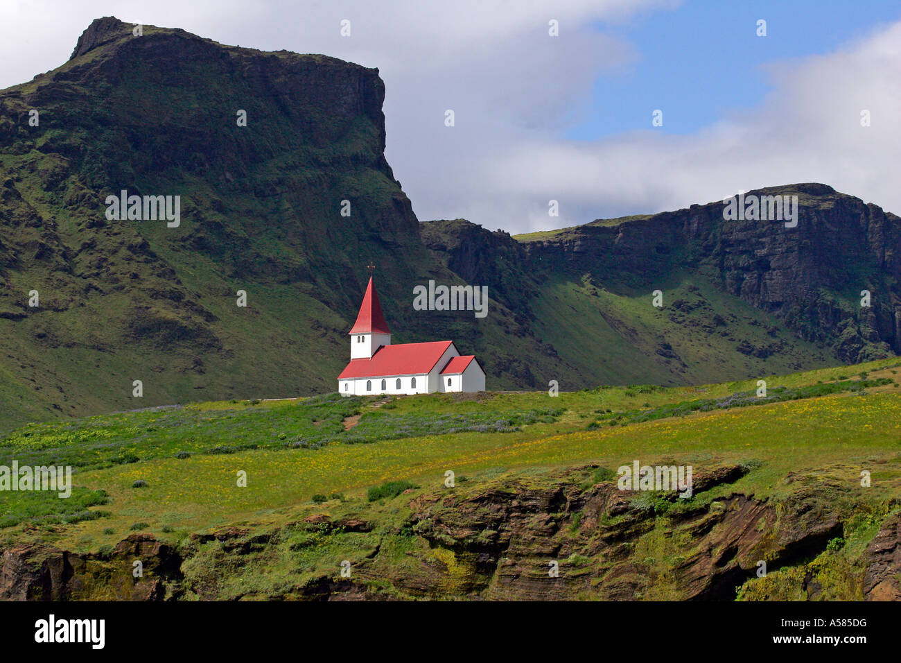 Kirche der kleinen Stadt Vik in Südisland mit Felsen im Hintergrund - Vik, South Island, Island, Europa Stockfoto