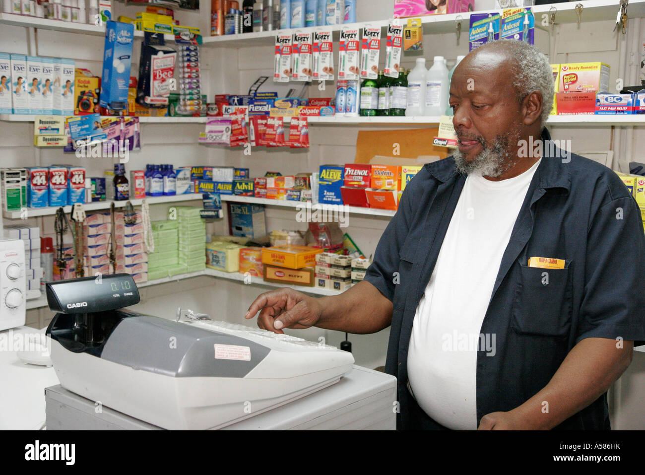Miami Florida, Overtown, Moore's Lebensmittelgeschäft, Schwarze Männer männlich, Besitzer, Registrierkasse, Minderheitsunternehmen, FL070212075 Stockfoto