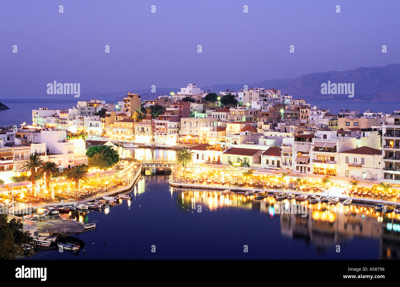 Am Meer griechische Stadt Agios Nikolaos auf Ost-Kreta bei Nacht Waterside Restaurants leuchtet hell Stockfoto