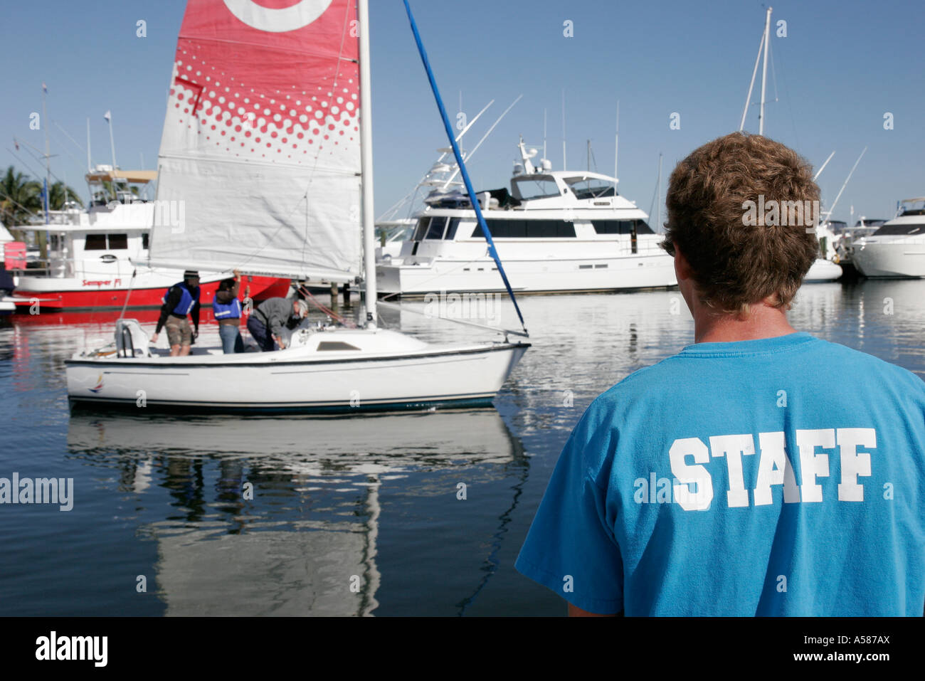 Miami Florida, Coconut Grove, Biscayne Bay, Shake a Leg Dock, FIU-Segelklasse, Marina-Mitarbeiter beobachtet das Training von Segelbooten, FL070217081 Stockfoto