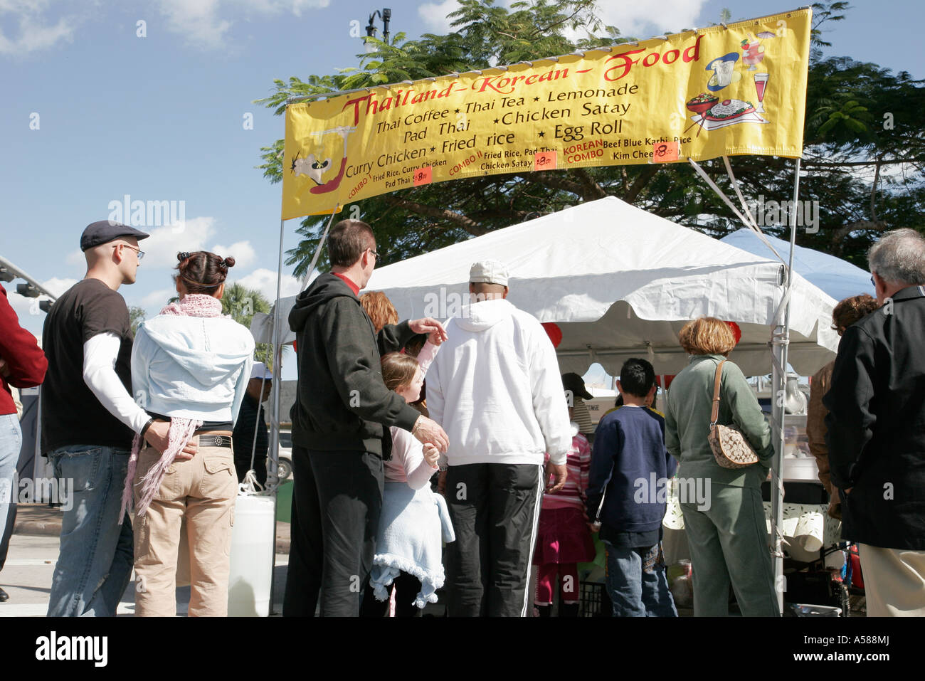 Miami Florida, Coral Gables, Asiatisches Neujahrsfest, Festivals, Feier, Messe, Veranstaltung, Traditionen, Thailand Koreanische ethnische Küche, Verkäufer Verkäufer verkaufen Stockfoto