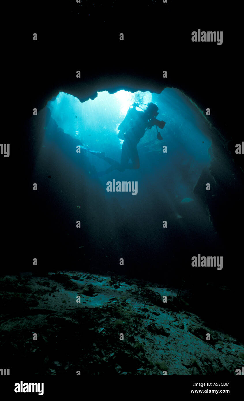Höhle Diviing Taucher Eingabe versunkenen Höhle silhouette Stockfoto