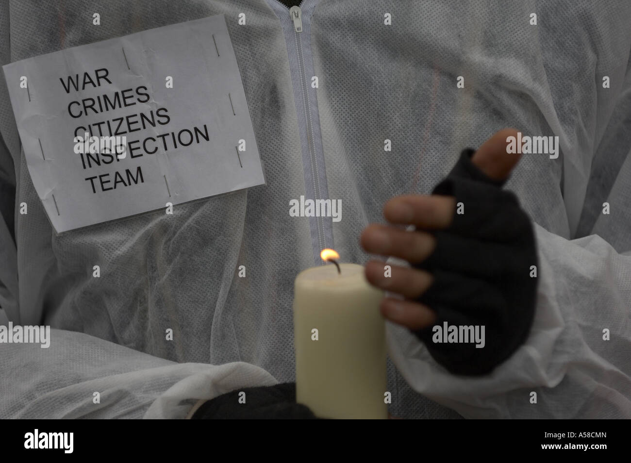 Demonstrant trägt eine weiße, insgesamt mit einer Kerze auf anti-Atom-Protest in Faslane Naval base Stockfoto