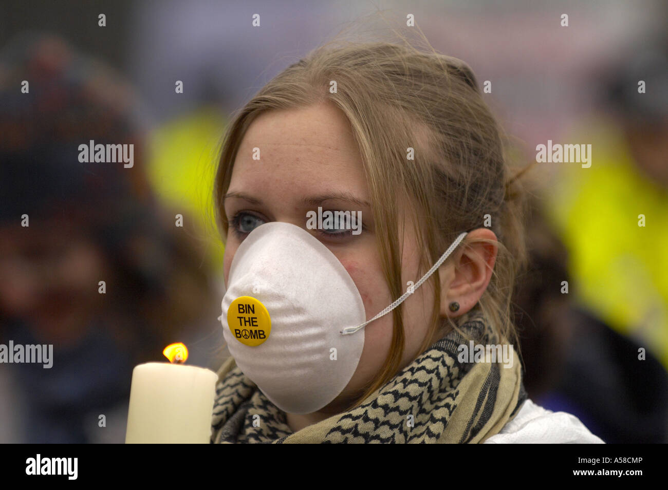 Demonstranten mit einer Kerze an Faslane Militär Basis Stockfoto