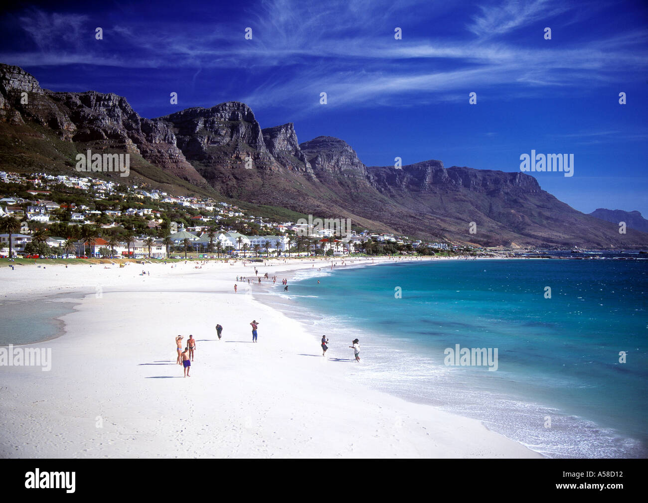 Camps Bay & 12 Aposteln, tagsüber Blick Stockfoto