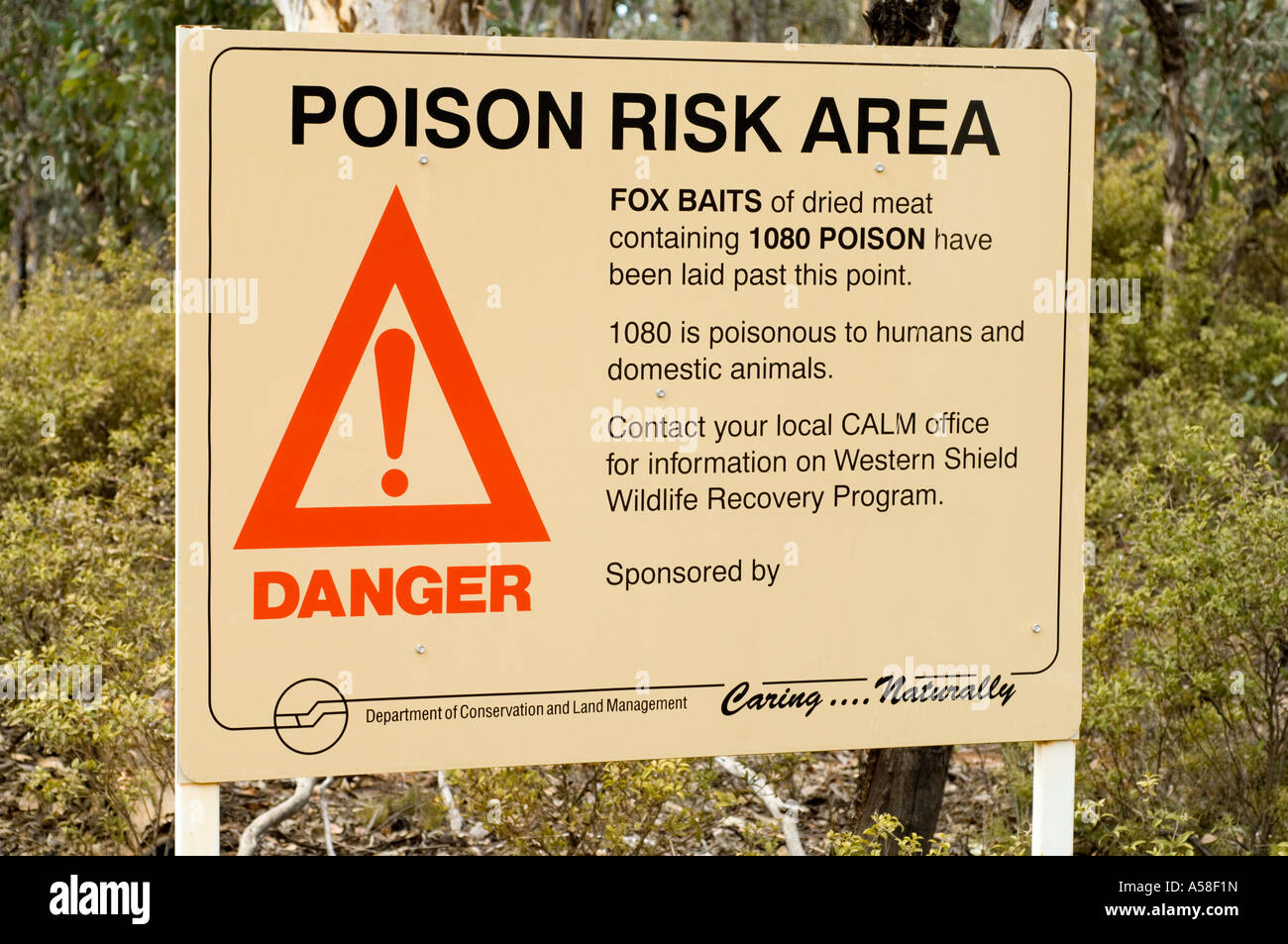 "Poison Risikobereich" unterzeichnen, Rotfuchs Giftködern, 1080 Poison (Sodium Fluoroacetate) Dryandra Woodland State Forest, Westaustralien Stockfoto