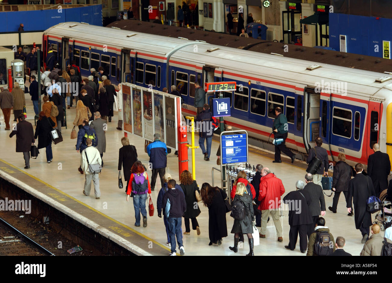 Victoria Station, Blick auf Plattform Stockfoto